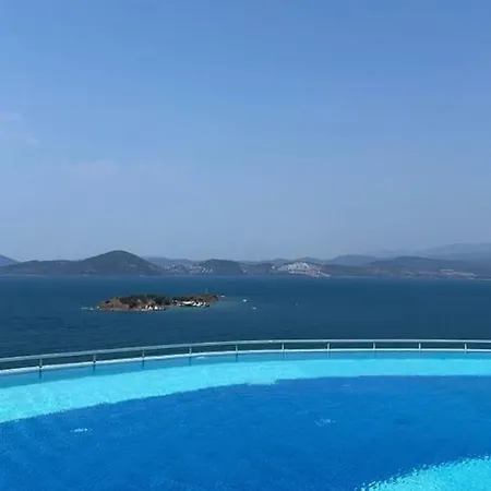 с видом на море с бассейном * Milas
