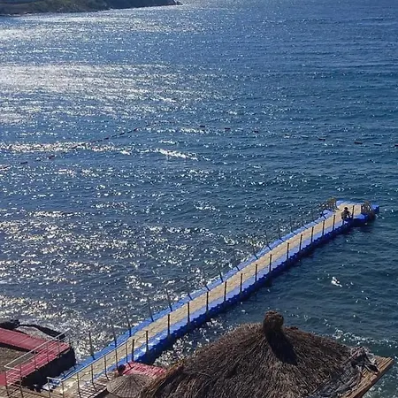 с видом на море с бассейном Milas
